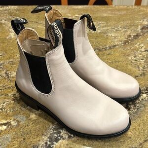 Blundstone Chelsea Boots in Pearl. NWT size 6. Neutral